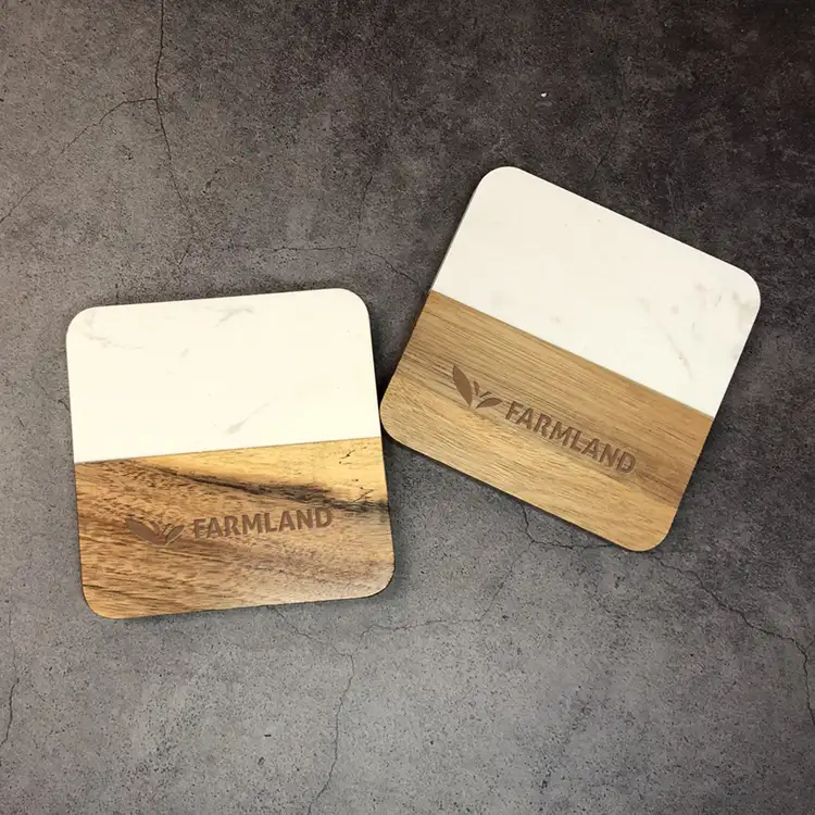Ensemble de 2 sous-verres carrés en marbre et bois