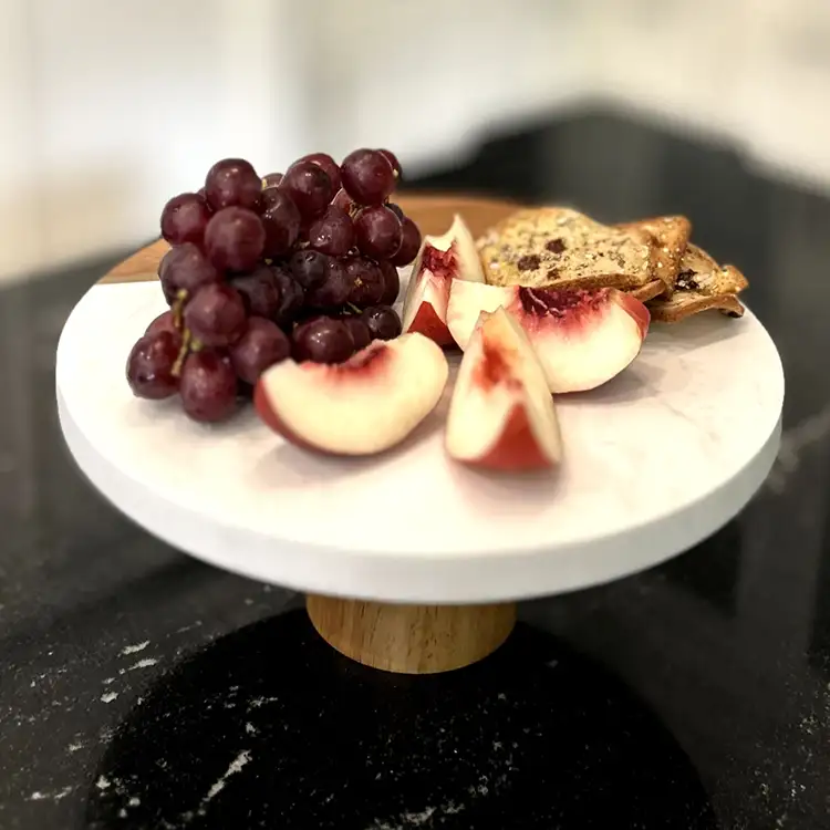 Plateau à gâteaux en marbre et bois