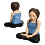 Femme pratiquant le yoga balle anti stress