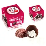 Bombe de chocolat chaud avec filet rose