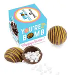 Bombe de chocolat chaud de Pâques avec filet jaune