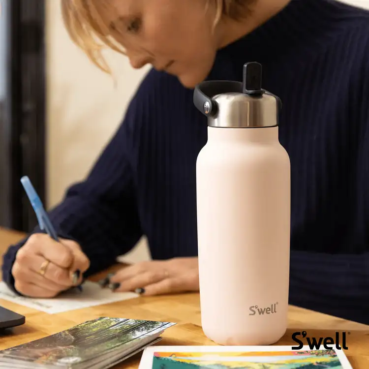 Bouteille isolée S’well Explorer 32 oz avec paille rabattable #12