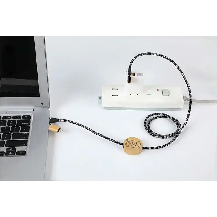 Câble de charge et de données Bolt 4-en-1 39" en bambou et RPET 100 W #4