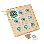 Coffret de neuf carrés de chocolat sous feuille multicolore