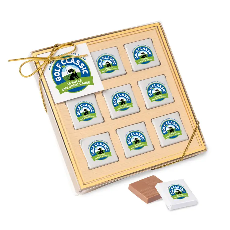 Coffret de neuf carrés de chocolat sous feuille multicolore