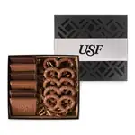 Coffret noir et argent de biscuits et bretzels