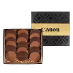 Coffret noir et or de dix-huit biscuits ronds