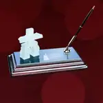 Ensemble avec stylo et inukshuk sur socle Sommerville en miroir noir et bois au fini piano