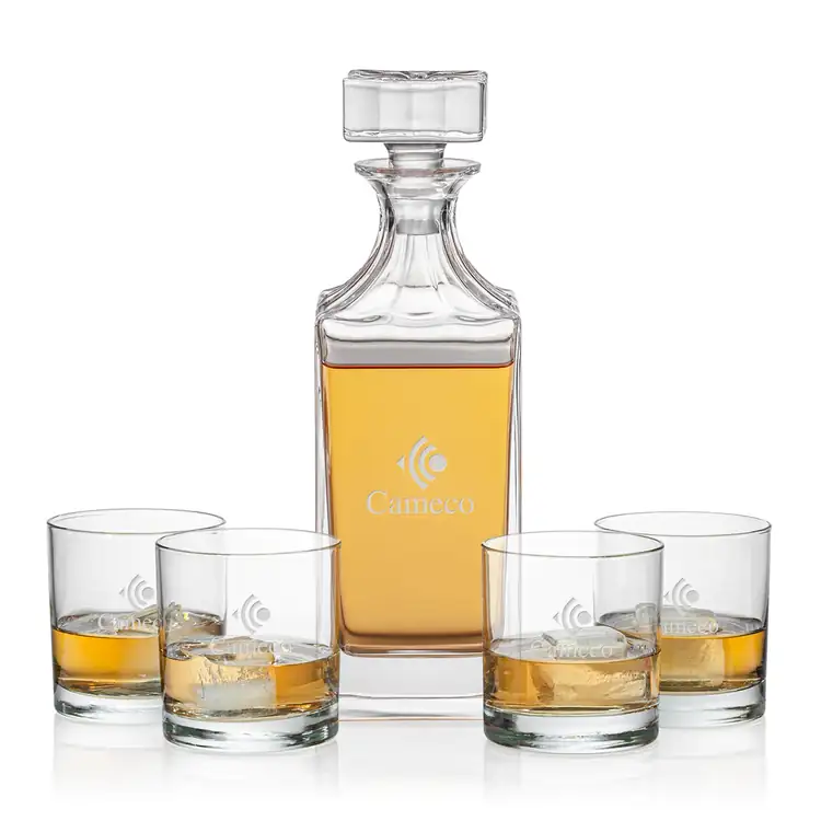 Aristocrat Decanter 30 oz and 4 Whisky Glasses