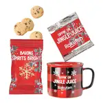 Ensemble tasse à carreaux avec chocolat chaud et minibiscuits