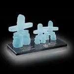 Famille de trois inukshuks sur socle en marbre
