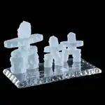 Famille de trois inukshuks sur socle en verre jade