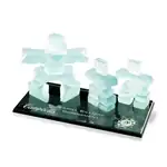 Famille de trois inukshuks sur socle miroir noir
