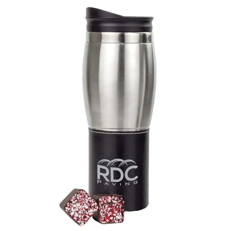 Gobelet de voyage avec cubes de chocolat chaud