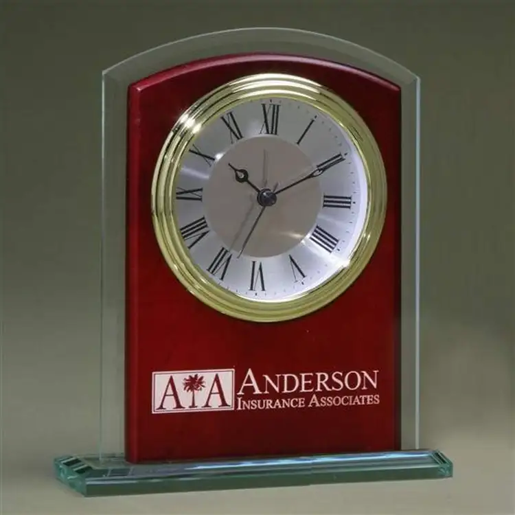 Horloge arquée en verre jade et bois au fini acajou