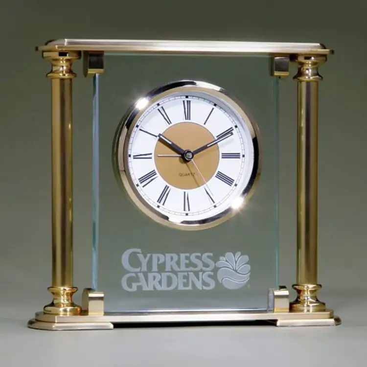 Horloge de cheminée à colonnes plaquées laiton