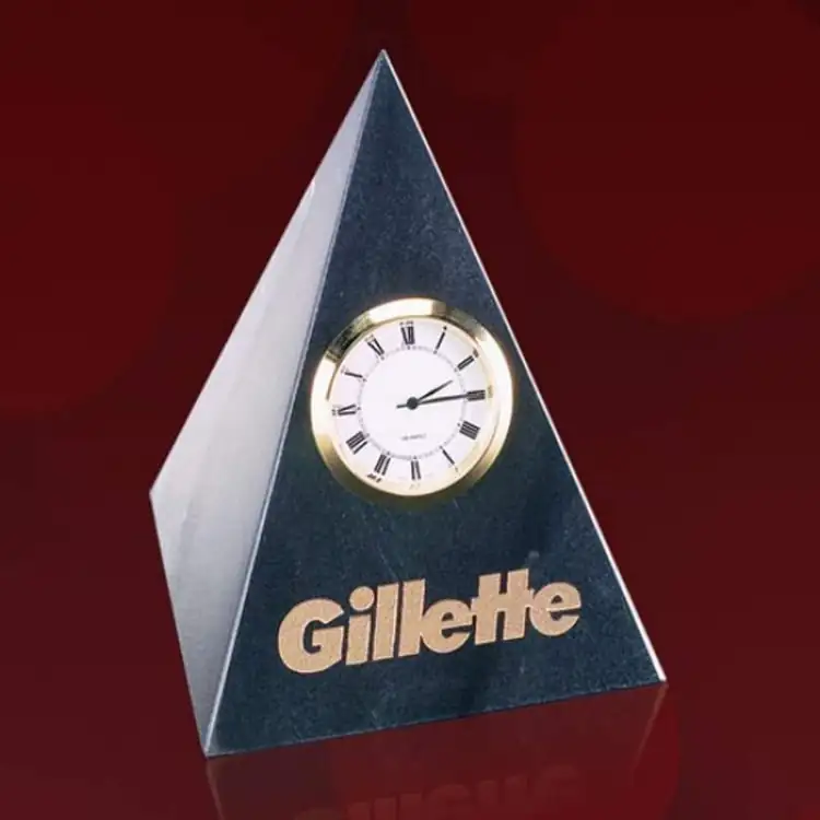 Horloge pyramidale en marbre noir