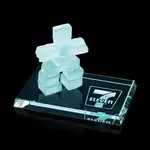 Inukshuk sur socle biseauté en verre jade