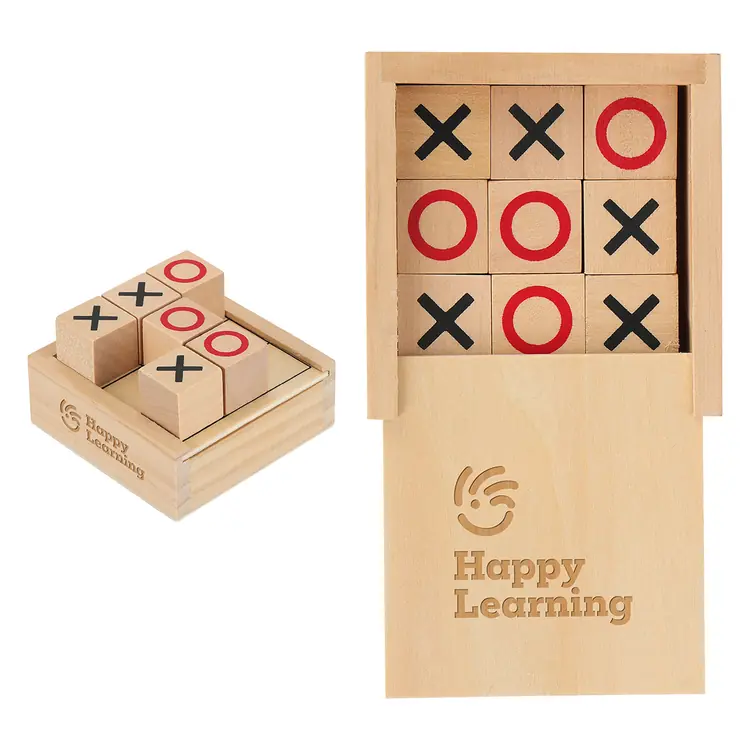 Jeu de voyage tic-tac-toe dans un boîtier en bois