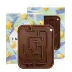 Labyrinthe en chocolat au lait dans une boîte à fenêtre