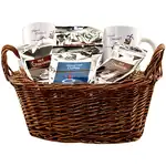 Panier cadeau avec deux tasses et boissons chaudes