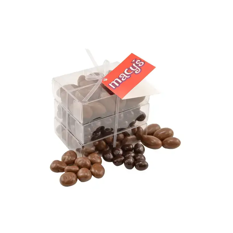Petite tour de chocolats à trois étages avec étiquette-carte