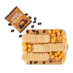 Planche en bambou avec fromage, craquelins et amandes chocolatées