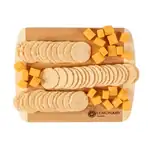Planche en bambou avec fromage et craquelins