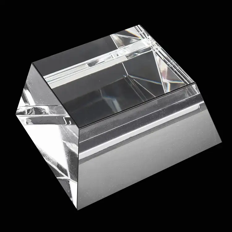 Socle pyramidal en cristal optique