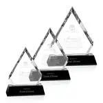 Trophée Inessa en cristal optique sur socle noir incliné