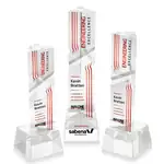 Trophée Oakham en cristal optique - Triangle sur socle Robson - Multicolore