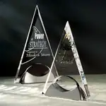 Trophée Pyramid R.S. Owens en acrylique sur socle au fini étain satiné