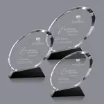 Trophée Quigley en cristal optique sur socle noir incliné