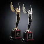 Trophée Winged Achievement sur socle au fini bois de rose