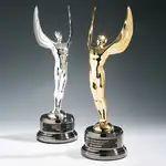 Trophée Winged Achievement sur socle nickel noir
