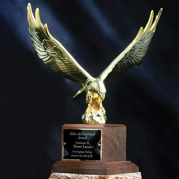 Trophée aigle Majestic sur socle en noyer #2