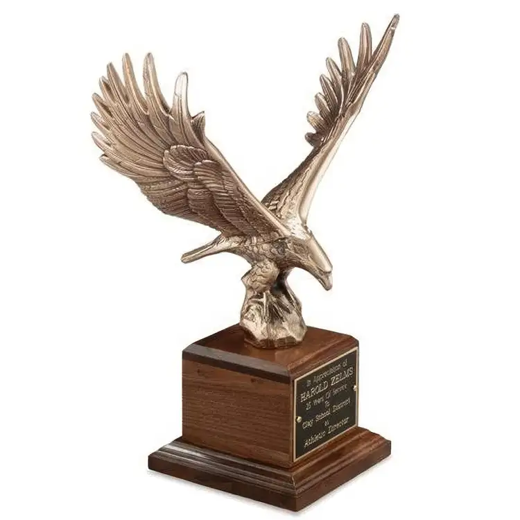 Trophée aigle Majestic sur socle en noyer #3