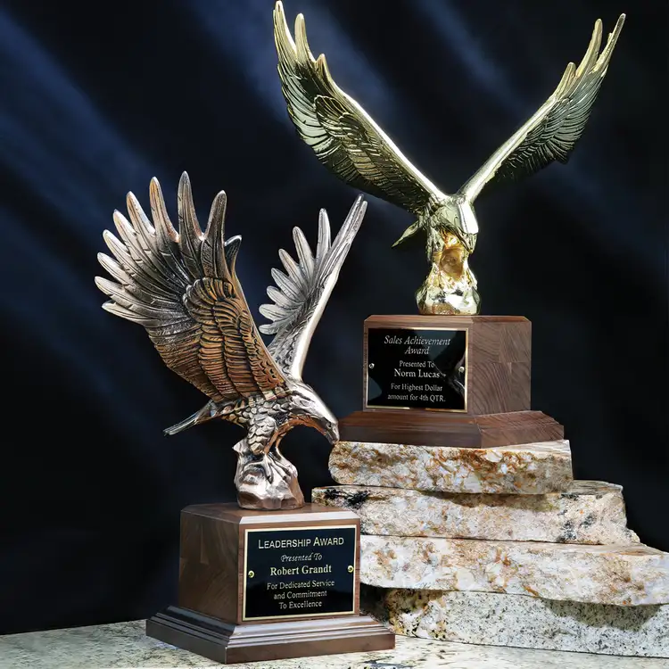 Trophée aigle Majestic sur socle en noyer