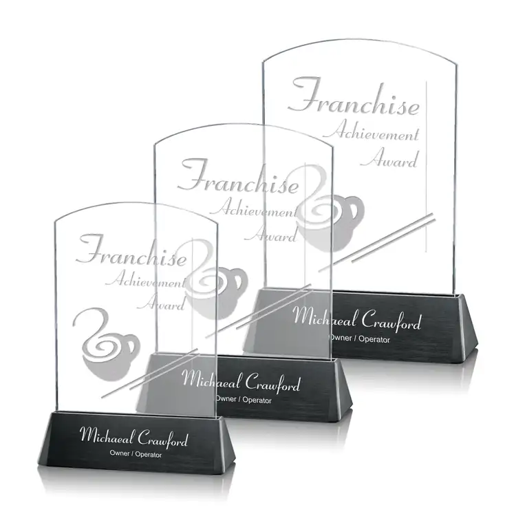 Trophée arqué Sierra en cristal Starfire sur socle noir