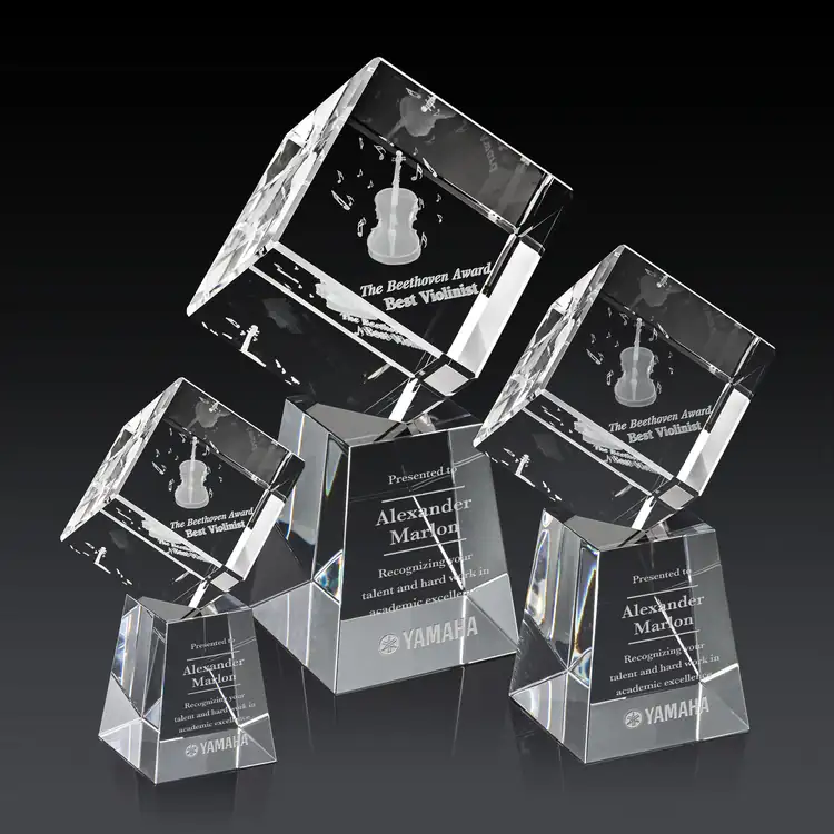 Trophée cube Burrill en cristal optique sur socle Celestina - Gravure 3D