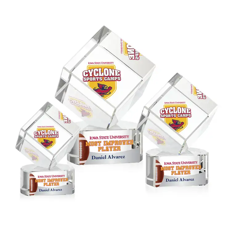 Trophée cube Burrill en cristal optique sur socle Paragon - Multicolore