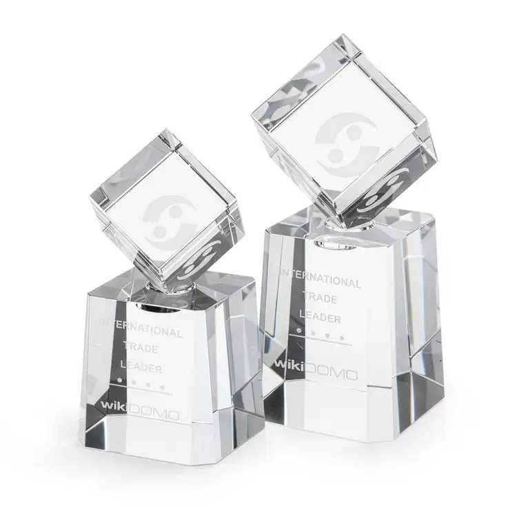 Trophée cube rotatif Stroud en cristal optique