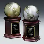 Trophée globe en métal sur socle en noyer
