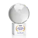Trophée globe sur cube en cristal optique - Multicolore