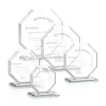 Trophée octogonal Leyland en cristal Starfire sur socle transparent - Gravure