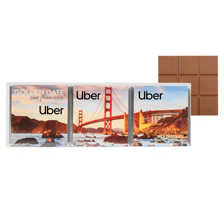 Ensemble de trois tablettes carrées de chocolat en boîte transparente